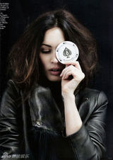 组图：梅根-福克斯登西班牙版《Vogue》玩神秘