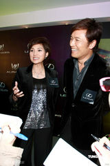 幻灯图：苗侨伟携夫人戚美珍出席新车发布活动