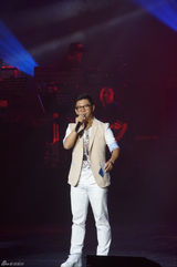 组图：陈明首场个唱完美落幕 新造型酷似梅艳芳