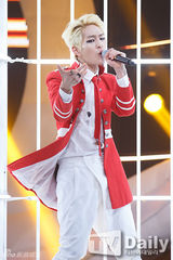 组图：SHINee打榜夺冠画花脸 朴志胤AOA性感　