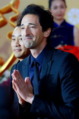 组图：北影节闭幕红毯 章子怡灿笑巩新亮夸张