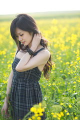 组图：张娜拉发布度假照片 美貌童颜粉丝称赞