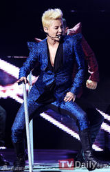 组图：JYJ金俊秀举行SOLO专辑首秀打造视听盛宴