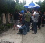 组图：赵薇墓地拍戏脸色严肃 烧香祭奠逝者显尊重