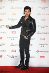 组图：陈柏霖亮相街拍盛典发型散漫微笑迷人