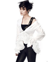 组图：李宇春大片戴羽冠高冷 透明镶钻装秀蛮腰