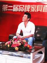 组图：陆毅空降太原遇粉丝围追  武警出动护驾