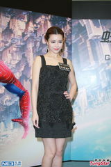 组图：文咏珊黑色吊带裙现身 惹蜘蛛侠兴奋不已