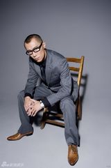 组图：郑昊拍摄最新时尚写真 玩转潮搭做雅痞