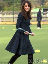 组图：英国王妃亮相母校打曲棍球英气十足