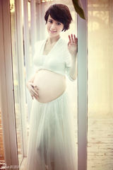 组图：金巧巧昔日硕大孕肚照首曝光 白裙似仙女