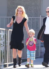 组图：小甜甜大露背幼儿园外接爱子上演天伦秀