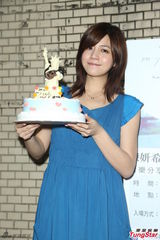 组图：陈妍希校园开演唱会 现场庆生亲吻蛋糕