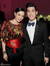 姚晨露背装秀性感 范冰冰否认收婚戒称自备(图)