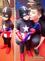 组图：最帅潮爸萌娃走红 潮萌不输林志颖父子