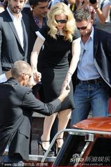 组图：《W.E》发布会 导演麦当娜现身霸气十足