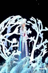 幻灯图：宋祖英演唱会造型华丽 牵手周杰伦唱老歌