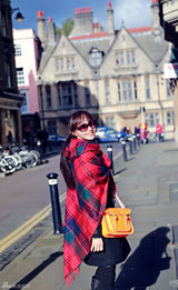 组图：启星伦敦街拍变身爱丽丝 街头感受伦敦文化