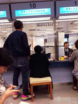 组图：邓超孙俪疑为女儿办理出生手续照曝光