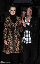 幻灯：妮可豹纹外套显高贵 与老公伦敦秀甜蜜