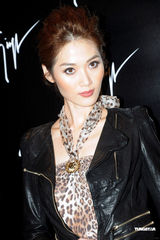 高清组图：白歆惠香港走鞋秀 吕慧仪爆乳成焦点