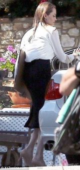 组图：朱莉职业装亮相片场 执导新片再变工作狂