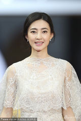 组图：王丽坤亲密牵郑恺 全白装玩王子公主配