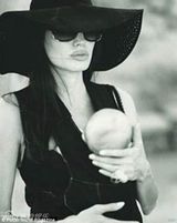 组图：朱莉25岁半裸照被拍 野马吻椒乳自在享受