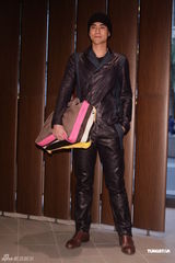 组图：彭于晏谢欣颖代言春装展现迷人色彩与魅力