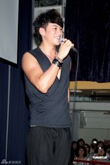 组图：粉丝齐聚何润东庆生 许愿找到自己的另一半 