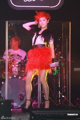 组图：泳儿演唱会带病上阵 险象环生幸无大碍