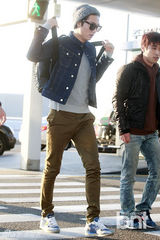 组图：李敏镐赴菲律宾拍广告 牛仔线帽显帅气