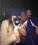 组图：《速激》女星伦敦夜生活 携女友似双性恋