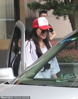 组图：舒淇会友喝下午茶遇黑衣男搭讪