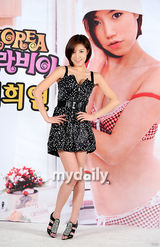 组图：韩女星彩熙妍宣传性感写真 化身热辣圣诞女郎