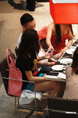 曲赤携嫩模许颖及师妹郭婉霞一同喝下午茶,享