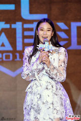 组图：张馨予镂空花裙亮相 笑容满面心情好