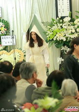 组图：温碧霞含泪为母亲设灵哀伤拒受访