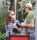 组图：“绝望主妇”伊娃结新欢 约会热吻秀激情