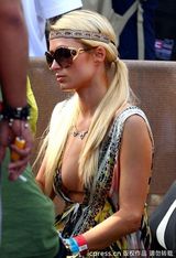 组图：帕丽斯-希尔顿胸部缩水 手臂现皱纹疑抽脂