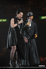 组图：杨千嬅挺大肚捧场梁汉文 陈奕迅夫妇亮相