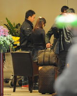 高清图：释小龙何洁同出公寓机场送别 恋情又添佐证