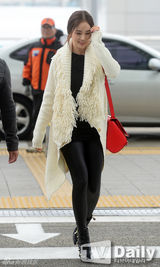 组图：金泰熙白衣紧身裤帅气现身机场飞上海