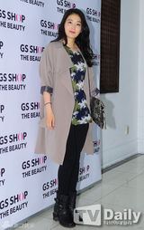 组图：Rainbow高佑丽出席活动展无赘肉身材