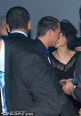 幻灯图：张曼玉烟不离手 与老外拥抱贴面秀美背