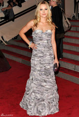 高清组图：纽约大都会盛典 克莉丝汀-贝尔露肩礼服