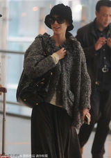 组图：黄圣依厚外套搭长裙 裙角飘飘淑女有型