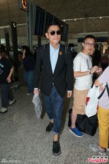 组图：刘德华急离港避台风 20余名粉丝护送