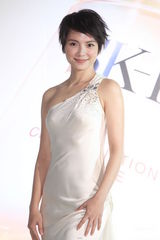 组图：李心洁白色礼服亮相结婚2年开启造人大计