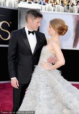 组图：奥斯卡红毯-女配提名艾米-亚当斯与老公